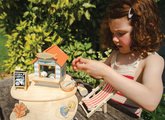 Drevený stánok s občerstvením na pláži Sandy´s Beach Hut Tender Leaf Toys s lehátkom a 3 figúrky čajok