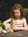 Drevený stánok s občerstvením na pláži Sandy´s Beach Hut Tender Leaf Toys s lehátkom a 3 figúrky čajok