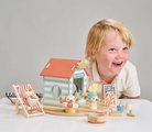 Drevený stánok s občerstvením na pláži Sandy´s Beach Hut Tender Leaf Toys s lehátkom a 3 figúrky čajok