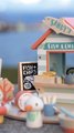 Drevený stánok s občerstvením na pláži Sandy´s Beach Hut Tender Leaf Toys s lehátkom a 3 figúrky čajok