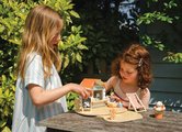 Drevený stánok s občerstvením na pláži Sandy´s Beach Hut Tender Leaf Toys s lehátkom a 3 figúrky čajok