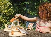 Drevený stánok s občerstvením na pláži Sandy´s Beach Hut Tender Leaf Toys s lehátkom a 3 figúrky čajok