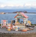 Drevený stánok s občerstvením na pláži Sandy´s Beach Hut Tender Leaf Toys s lehátkom a 3 figúrky čajok