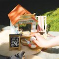 Drevený stánok s občerstvením na pláži Sandy´s Beach Hut Tender Leaf Toys s lehátkom a 3 figúrky čajok