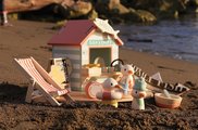 Drevený stánok s občerstvením na pláži Sandy´s Beach Hut Tender Leaf Toys s lehátkom a 3 figúrky čajok