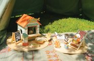 Drevený stánok s občerstvením na pláži Sandy´s Beach Hut Tender Leaf Toys s lehátkom a 3 figúrky čajok