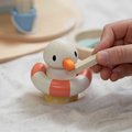 Drevený stánok s občerstvením na pláži Sandy´s Beach Hut Tender Leaf Toys s lehátkom a 3 figúrky čajok