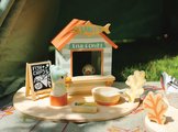 Drevený stánok s občerstvením na pláži Sandy´s Beach Hut Tender Leaf Toys s lehátkom a 3 figúrky čajok