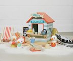 Drevený stánok s občerstvením na pláži Sandy´s Beach Hut Tender Leaf Toys s lehátkom a 3 figúrky čajok
