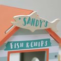 Drevený stánok s občerstvením na pláži Sandy´s Beach Hut Tender Leaf Toys s lehátkom a 3 figúrky čajok