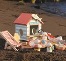 Drevený stánok s občerstvením na pláži Sandy´s Beach Hut Tender Leaf Toys s lehátkom a 3 figúrky čajok