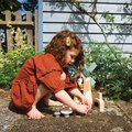 Drevený veterný mlyn Penny Windmill Tender Leaf Toys s pecou na pečenie chleba a 3 figúrky myšiek