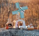 Drevený veterný mlyn Penny Windmill Tender Leaf Toys s pecou na pečenie chleba a 3 figúrky myšiek