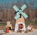 Drevený veterný mlyn Penny Windmill Tender Leaf Toys s pecou na pečenie chleba a 3 figúrky myšiek