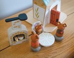 Drevený veterný mlyn Penny Windmill Tender Leaf Toys s pecou na pečenie chleba a 3 figúrky myšiek