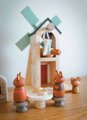 Drevený veterný mlyn Penny Windmill Tender Leaf Toys s pecou na pečenie chleba a 3 figúrky myšiek