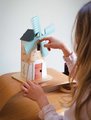 Drevený veterný mlyn Penny Windmill Tender Leaf Toys s pecou na pečenie chleba a 3 figúrky myšiek