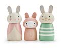 Drevená zajačia rodinka Bunny Tales Tender Leaf Toys otec a mama so zajačikom