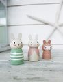 Drevená zajačia rodinka Bunny Tales Tender Leaf Toys otec a mama so zajačikom