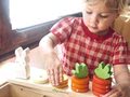 Drevená rastúca mrkva Counting Carrots Tender Leaf Toys s očíslovanými krúžkami a zajačikom od 18 mes