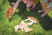 Drevená sada na kroket Woodland Indoor Croquet Set Tender Leaf Toys 2 palice s loptičkami a 6 bránok v tvare zvieratiek v plátenej taške