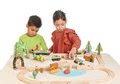 Drevená vláčikodráha v borovicovom lese Wild Pines Train set Tender Leaf Toys s vlakom a autami zvieratká s prírodou