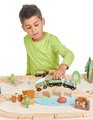 Drevená vláčikodráha v borovicovom lese Wild Pines Train set Tender Leaf Toys s vlakom a autami zvieratká s prírodou