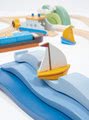 Drevený oceán Blue Water Tender Leaf Toys s troma vlnami a loďkou
