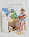 Drevená knižnica s vešiakom Forest Book Case Tender Leaf Toys s troma poličkami