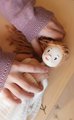 Drevená bábika v šatách Ferne Wooden Doll Tender Leaf Toys s pohyblivými rukami a nohami 25 cm výška