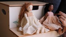 Drevená bábika v šatách Lola Wooden Doll Tender Leaf Toys s pohyblivými rukami a nohami 25 cm výška