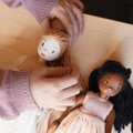 Drevená bábika v šatách Ferne Wooden Doll Tender Leaf Toys s pohyblivými rukami a nohami 25 cm výška