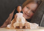 Drevená bábika v šatách Lola Wooden Doll Tender Leaf Toys s pohyblivými rukami a nohami 25 cm výška